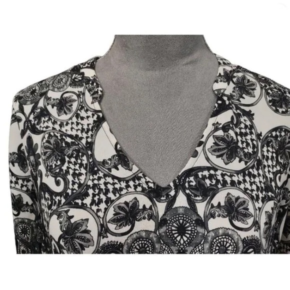 Charming Charlie High/Low V-Neck Sheer Print Tunic Top - Picture 5 of 9